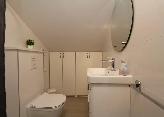 Simple -no Parking شقة